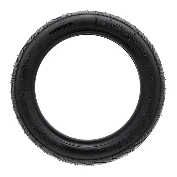Flanc du pneu tubeless 60/70-6,5 avec ses marquages en relief : dimension, TUBELESS, 4 PLY RATING, charge maximale et flèche ROTATION