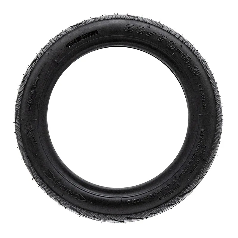 Flanc du pneu tubeless 60/70-6,5 avec ses marquages en relief : dimension, TUBELESS, 4 PLY RATING, charge maximale et flèche ROTATION