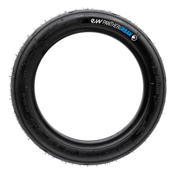 Flanc du pneu tubeless 60/70-6,5 avec ses marquages en relief : dimension, TUBELESS, 4 PLY RATING, charge maximale et flèche de rotation Flanc du pneu tubeless 60/70-6,5 avec ses marquages en relief : dimension, TUBELESS, 4 PLY RATING, charge maximale et flèche de rotation