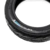Gros plan sur le flanc du pneu tubeless 60/70-6,5 : flèche de rotation et inscription de charge à froid Gros plan sur le flanc du pneu tubeless 60/70-6,5 : flèche de rotation et inscription de charge à froid