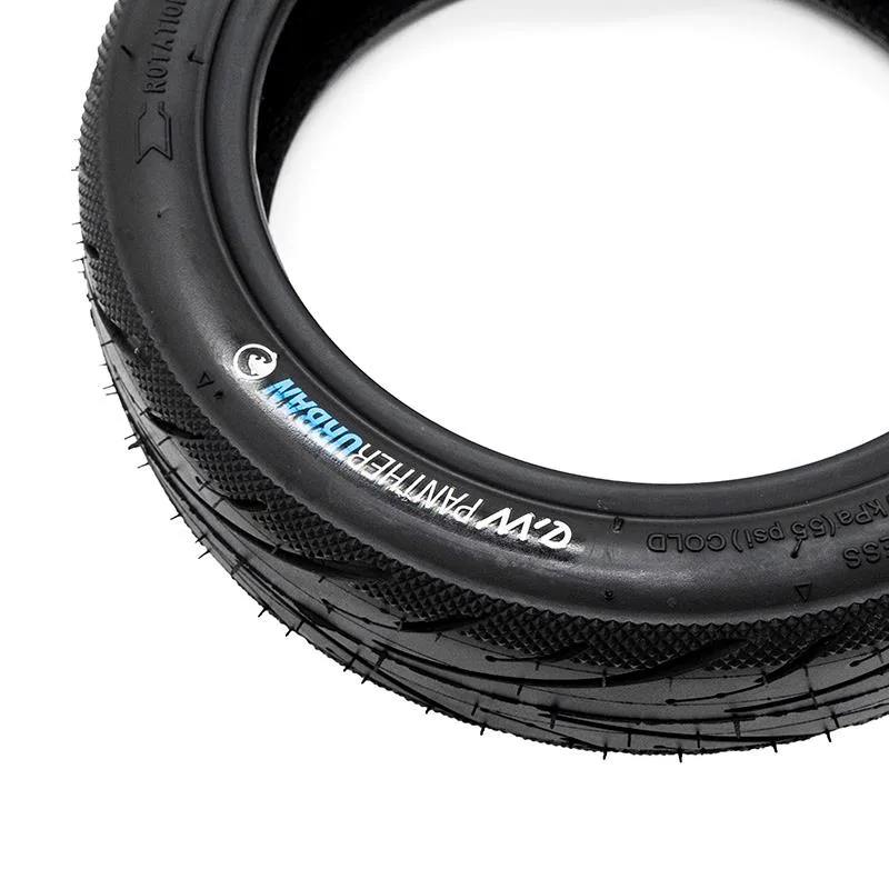 Gros plan sur le flanc du pneu tubeless 60/70-6,5 : flèche de rotation et inscription de charge à froid