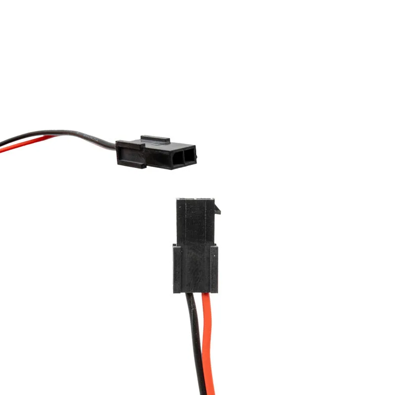 Connecteur noir rectangulaire à 2 positions au bout du câble du port de charge, vu sous deux angles, avec ses deux fils rouge et noir