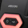Gros plan sur le feu arrière hexagonal rouge du casque eRIDER360 COVEX Sport, avec son bouton et son cache à languette marqué du symbole USB Gros plan sur le feu arrière hexagonal rouge du casque eRIDER360 COVEX Sport, avec son bouton et son cache à languette marqué du symbole USB