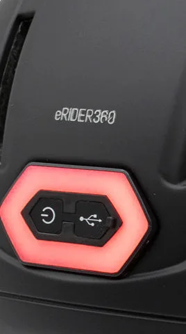 Gros plan sur le feu arrière hexagonal rouge du casque eRIDER360 COVEX Sport, avec son bouton et son cache à languette marqué du symbole USB Gros plan sur le feu arrière hexagonal rouge du casque eRIDER360 COVEX Sport, avec son bouton et son cache à languette marqué du symbole USB