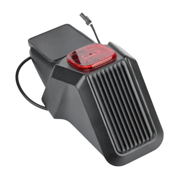 Garde-boue arrière noir à nervures avec feu rouge intégré pour Ninebot ZT3 Pro, vue de trois quarts Garde-boue arrière noir à nervures avec feu rouge intégré pour Ninebot ZT3 Pro, vue de trois quarts
