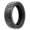 Pneu tubeless 70/60-7,5 à crampons, version sans gel, vu en trois quarts avec ses blocs en relief sur la bande de roulement Pneu tubeless 70/60-7,5 à crampons, version sans gel, vu en trois quarts avec ses blocs en relief sur la bande de roulement