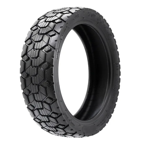 Pneu tubeless 70/60-7,5 à crampons, version sans gel, vu en trois quarts avec ses blocs en relief sur la bande de roulement Pneu tubeless 70/60-7,5 à crampons, version sans gel, vu en trois quarts avec ses blocs en relief sur la bande de roulement