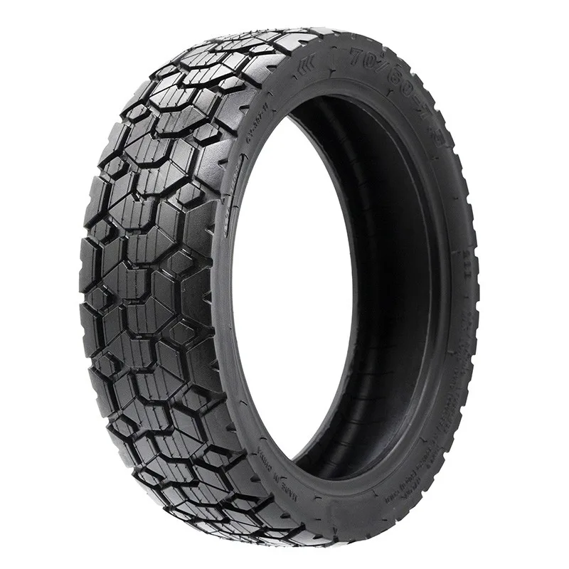 Pneu tubeless 70/60-7,5 à crampons, version sans gel, vu en trois quarts avec ses blocs en relief sur la bande de roulement