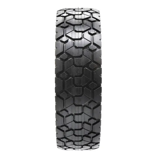 Bande de roulement du pneu tubeless 70/60-7,5 à crampons, version sans gel, vue de face Bande de roulement du pneu tubeless 70/60-7,5 à crampons, version sans gel, vue de face