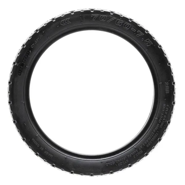 Flanc du pneu tubeless 70/60-7,5 avec ses marquages en relief : dimension, TUBELESS, RIM 2.0, 4 PLY RATING, charge maximale et flèche de rotation Flanc du pneu tubeless 70/60-7,5 avec ses marquages en relief : dimension, TUBELESS, RIM 2.0, 4 PLY RATING, charge maximale et flèche de rotation