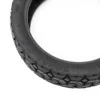 Gros plan sur la dimension 70/60-7.5 et la flèche de rotation moulées sur le flanc du pneu tubeless à crampons Gros plan sur la dimension 70/60-7.5 et la flèche de rotation moulées sur le flanc du pneu tubeless à crampons